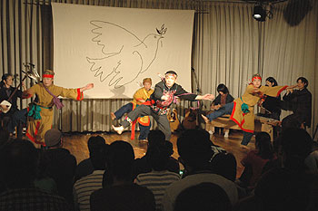 矢崎光晴さんと座員による「蒙古の踊り」
